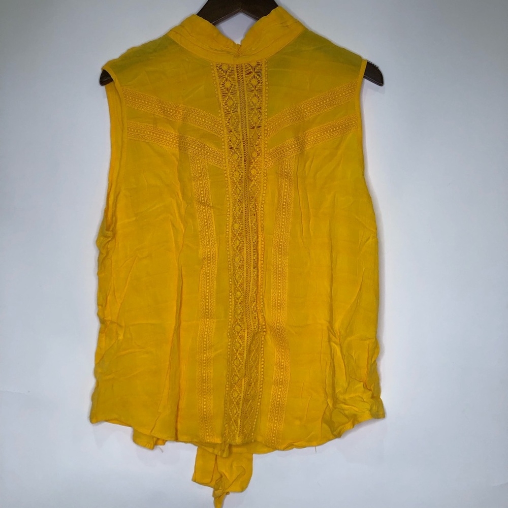 New York & Company Sleeveless Blouse With Lace Detailing Yellow Size XL